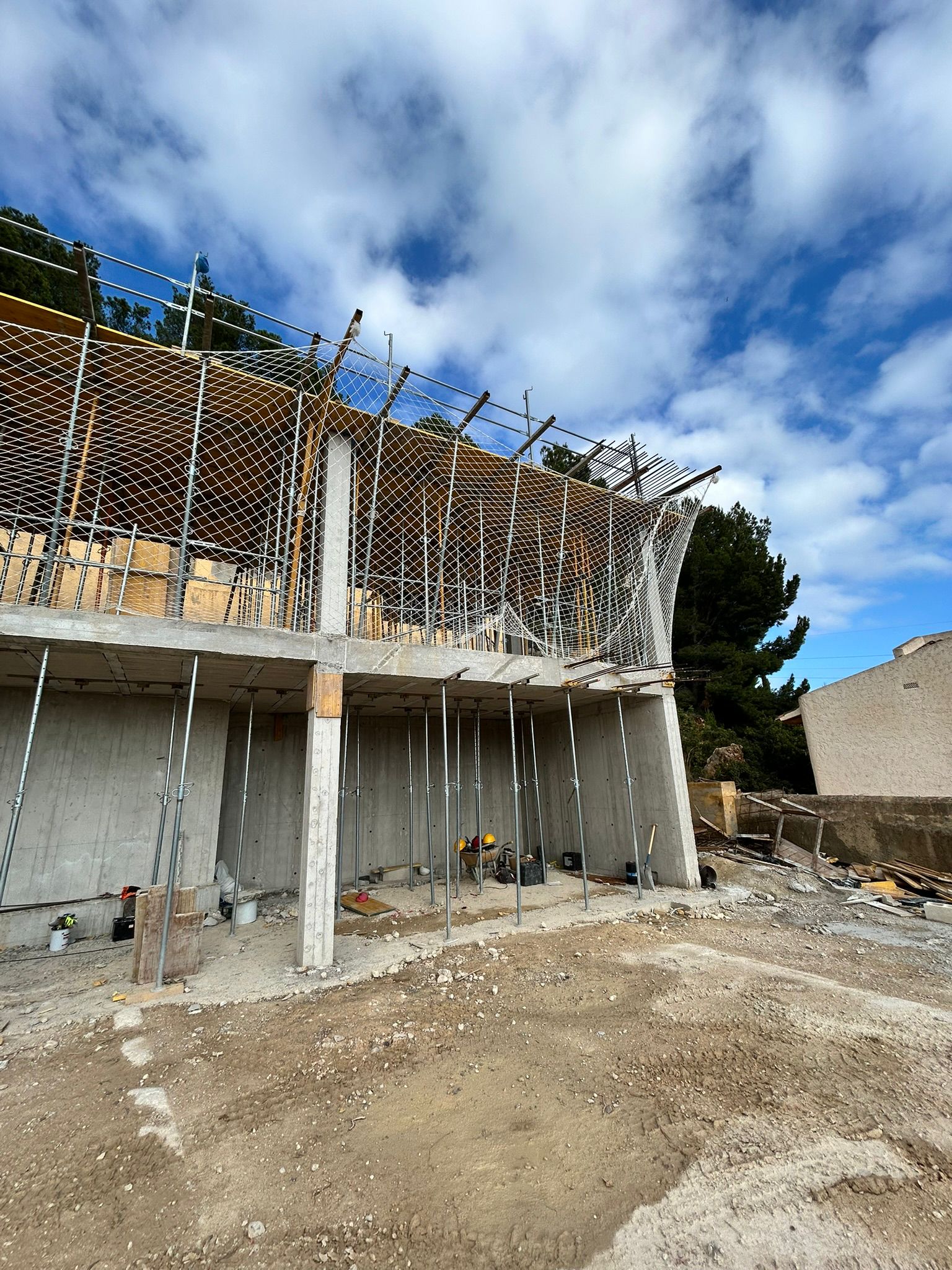 Estructura de hormigón con pilares en obra de vivienda unifamiliar