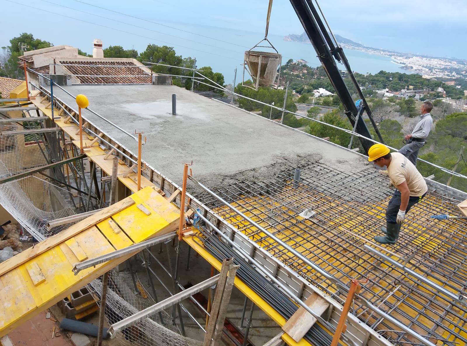 Forjado de hormigón en construcción con vista al mar de Altea