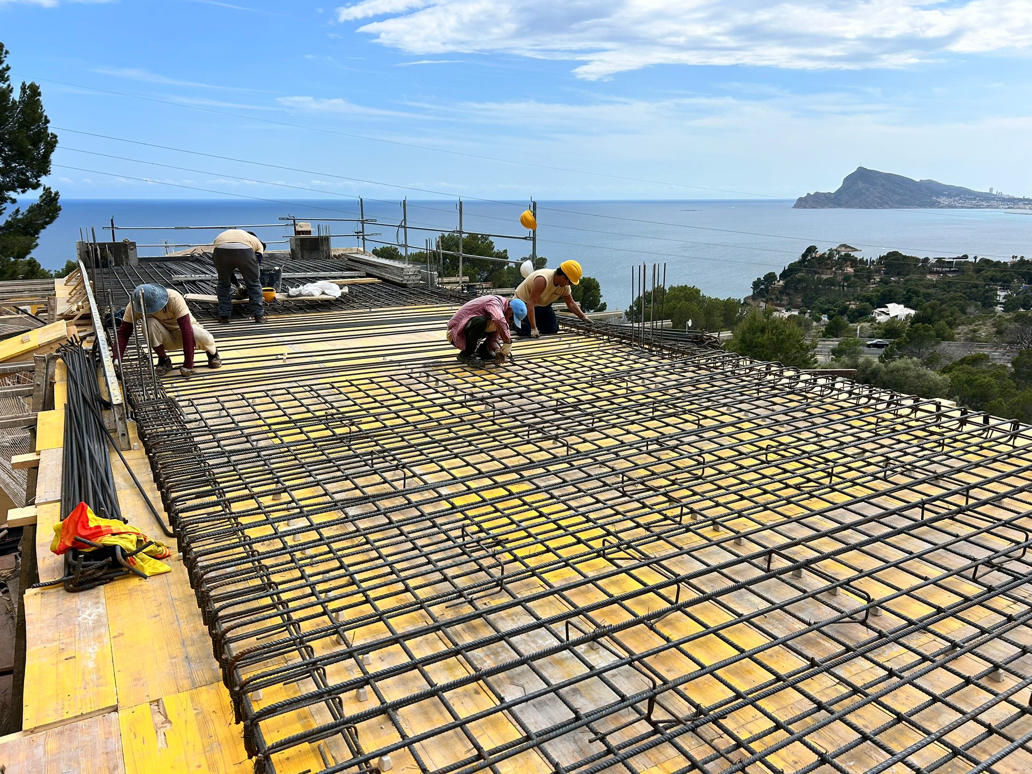 Forjado de hierro en construcción con vista al mar de Altea y Peñón de Ifach